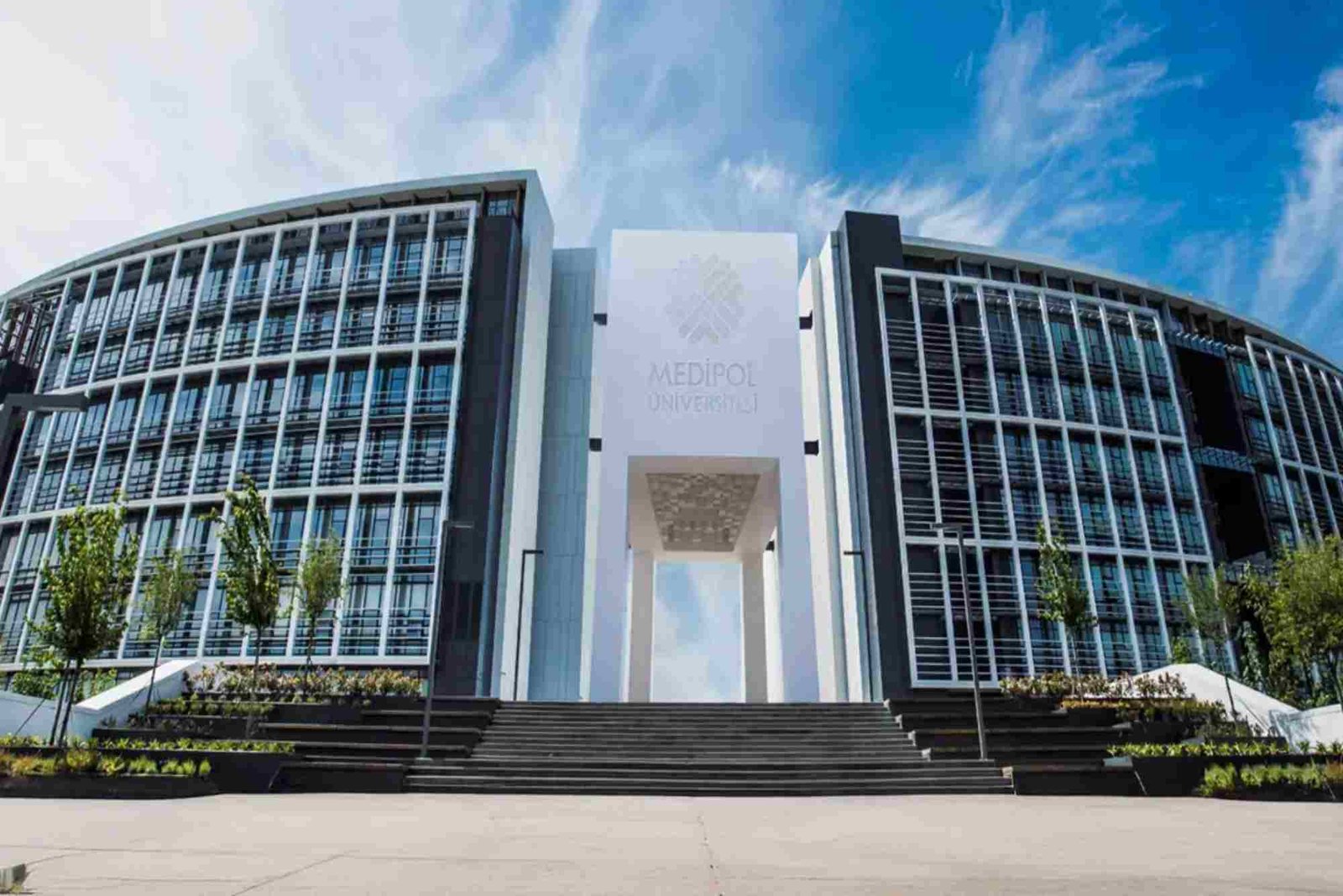 ما هي تخصصات جامعة ميديبول المتاحة للطلاب الأجانب؟